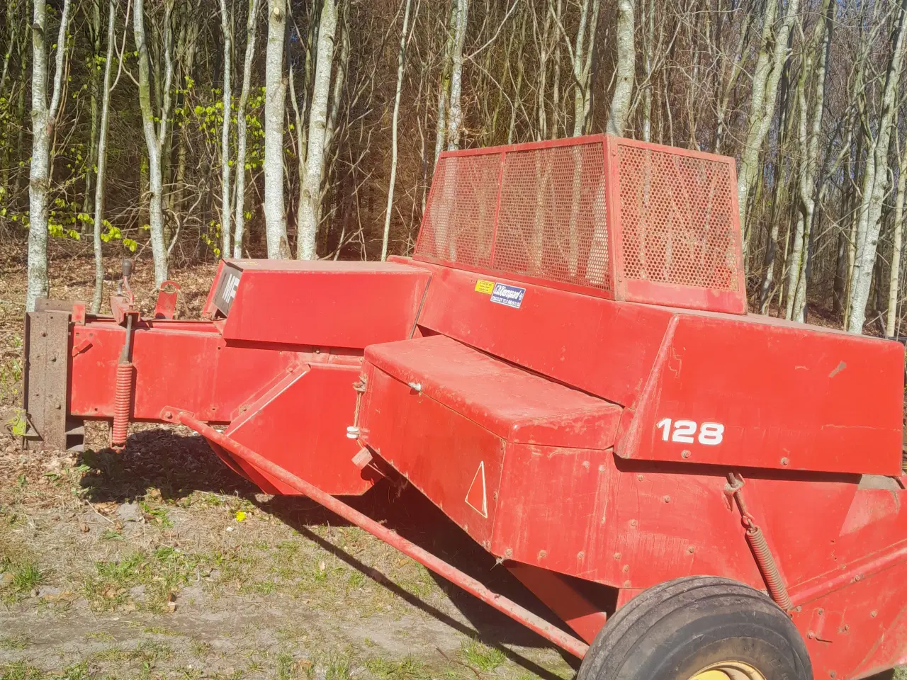 Billede 1 - MF 128 halmpresser 