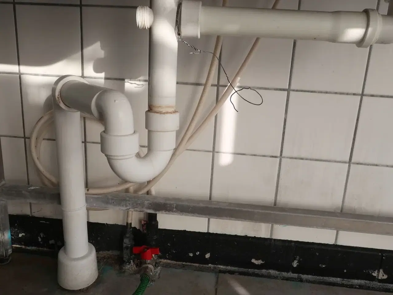 Billede 4 - Dobbelt vaskebord med armatur