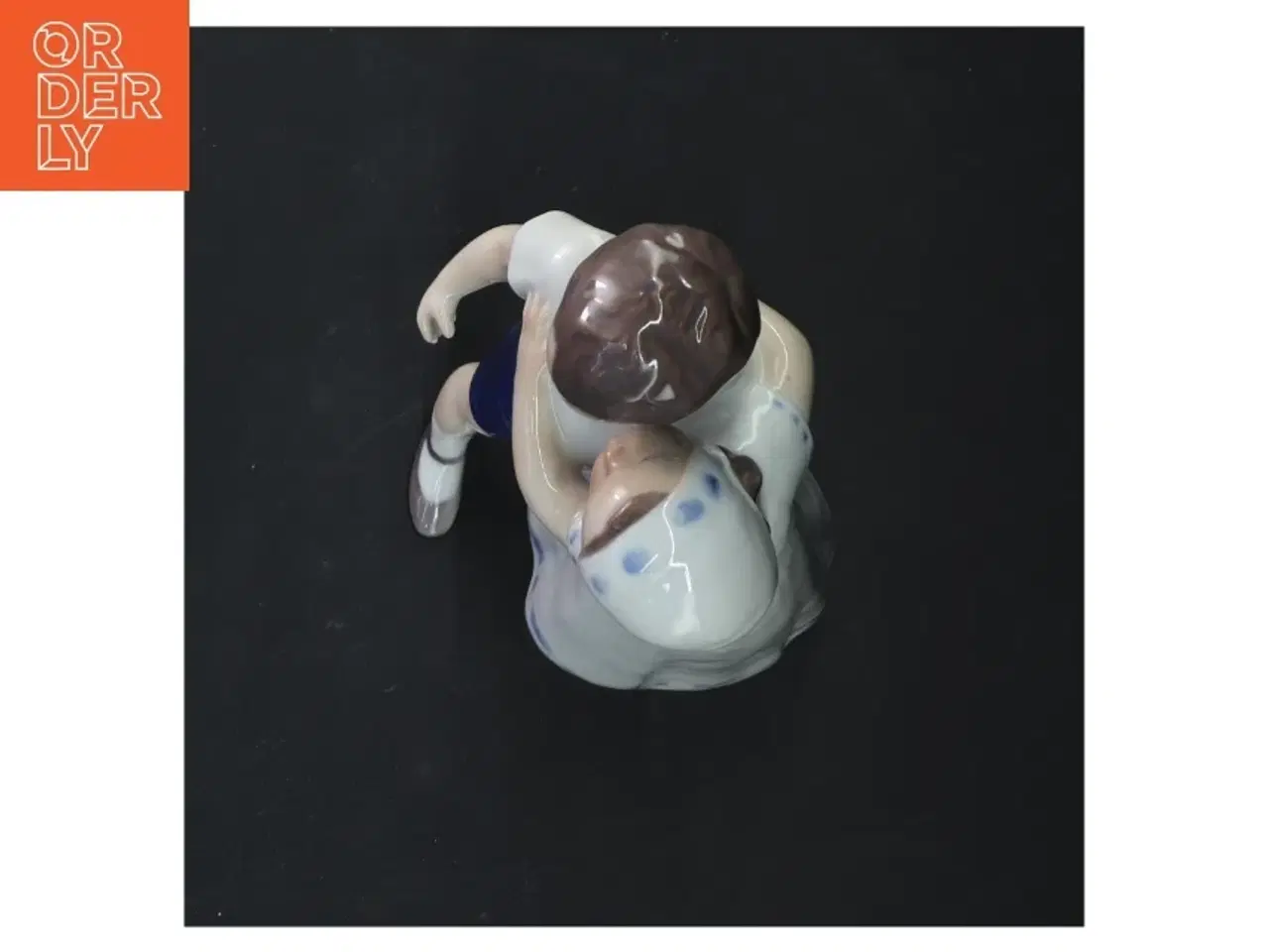 Billede 3 - Porcelænsfigur: Krammende børn fra Royal Copenhagen (str. 18x10 cm)