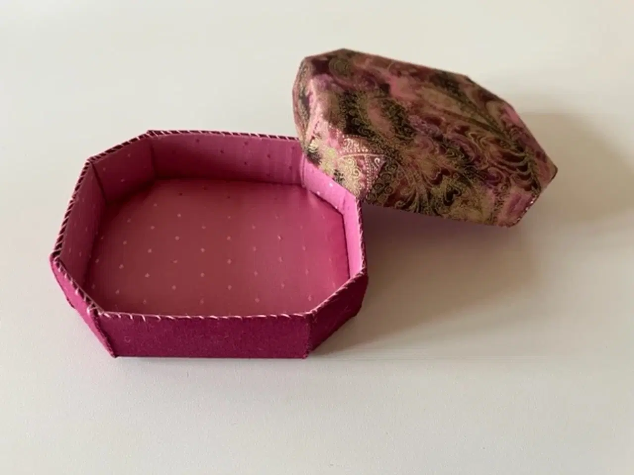Billede 1 - Æske syet i patchwork