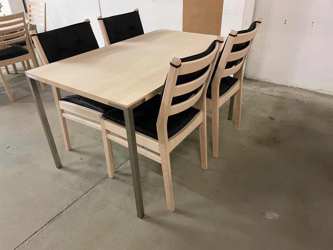 Billede 4 - Spisebord evt med stole