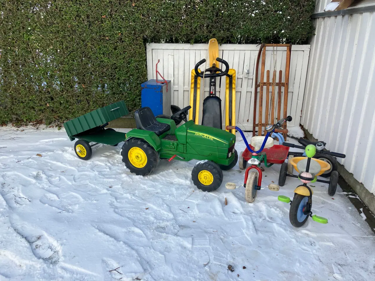 Billede 1 - Kælke /Traktor / cykler sælges 