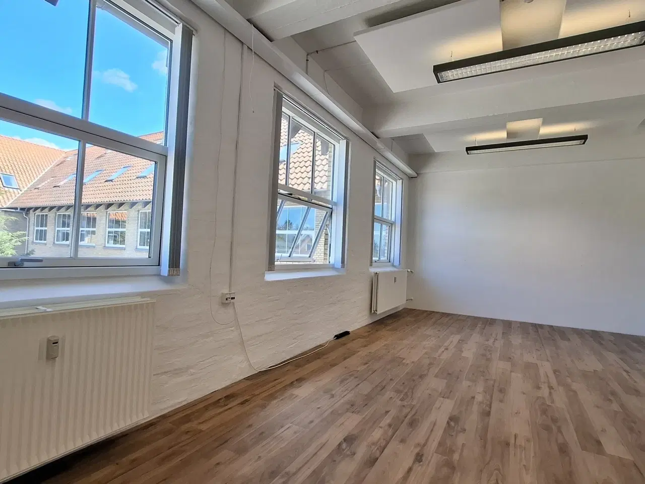Billede 10 - Kontor/ butik mm. i gammel fabrik - Totalrenoveret – 201 / 255 / 456 kvm - Parkeringsplads lige bag ejendommen.