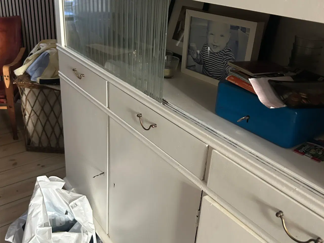 Billede 2 - Gammelt skab med flotte skydeglas