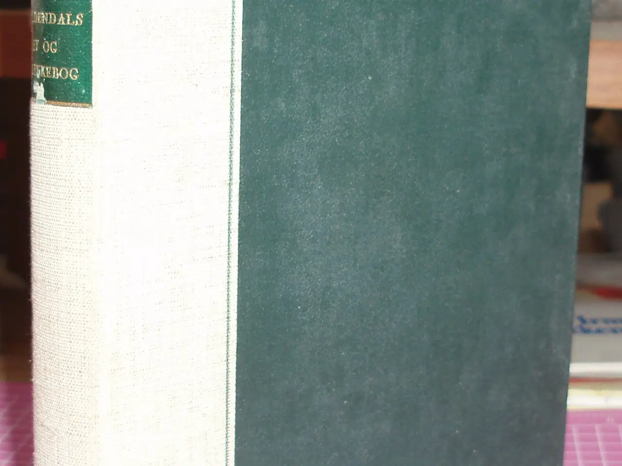 Billede 1 - Gyldendals Sy og Strikkebog