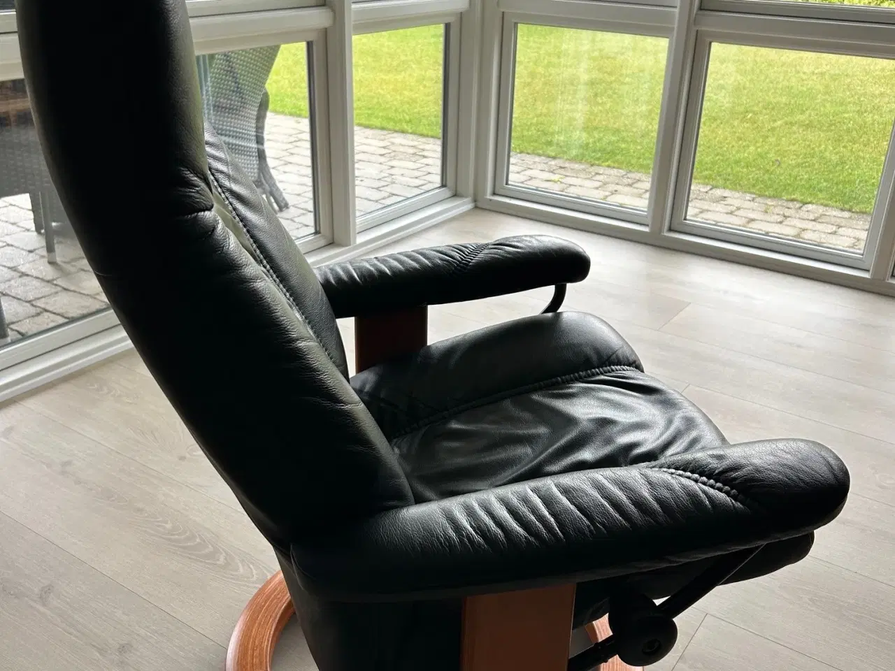 Billede 3 - Stressless lænestole inkl. skammel og cafebord