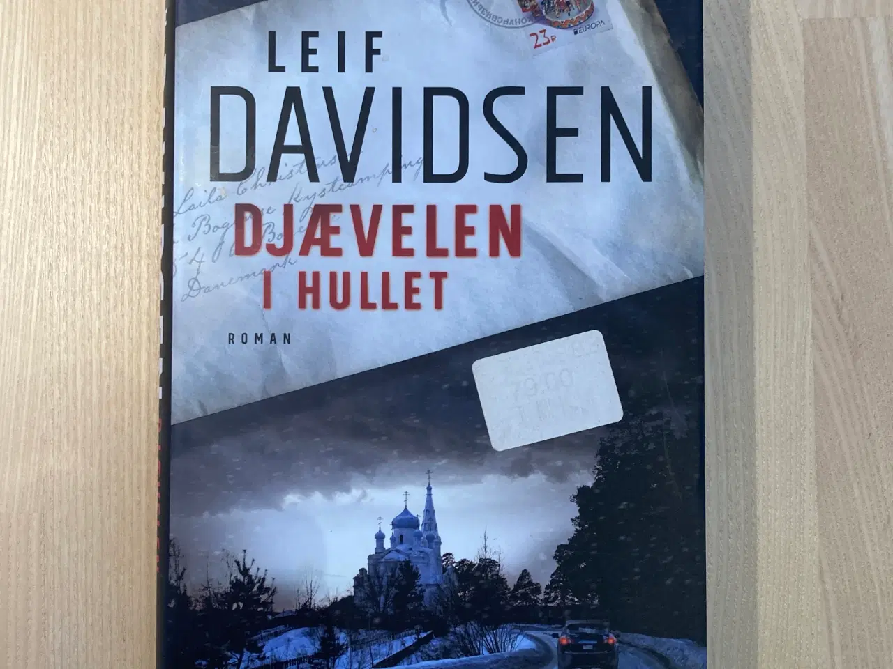 Billede 1 - Djævelen i hullet; spændingsroman af Leif Davidsen