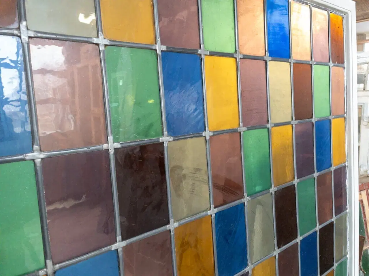 Billede 3 - Kæmpe blyindfattet forsatsvindue m. farvet glas