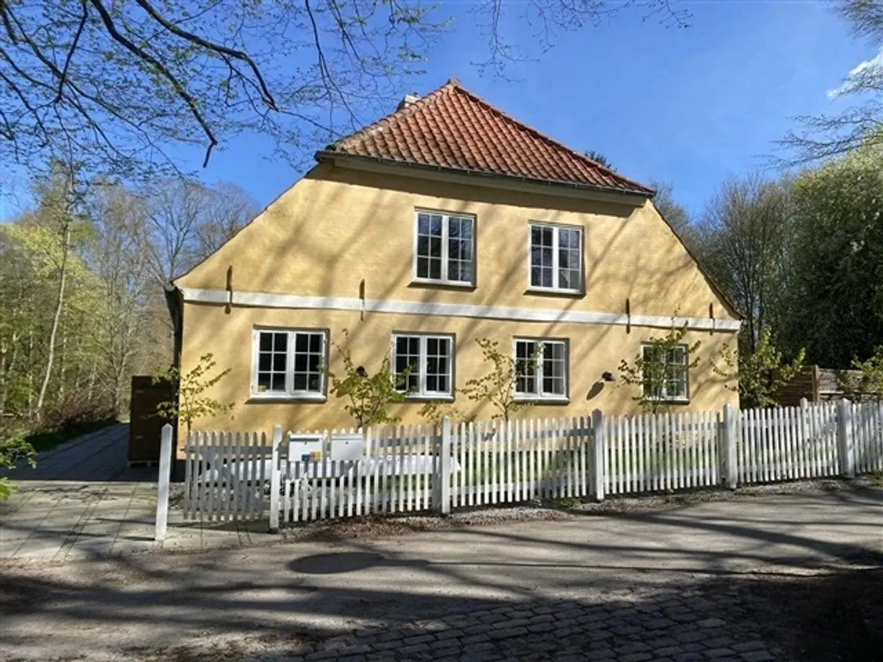 Billede 1 - Gennemrenoveret hus centralt i Kgs. Lyngby – fire soveværelser og tre badeværelser