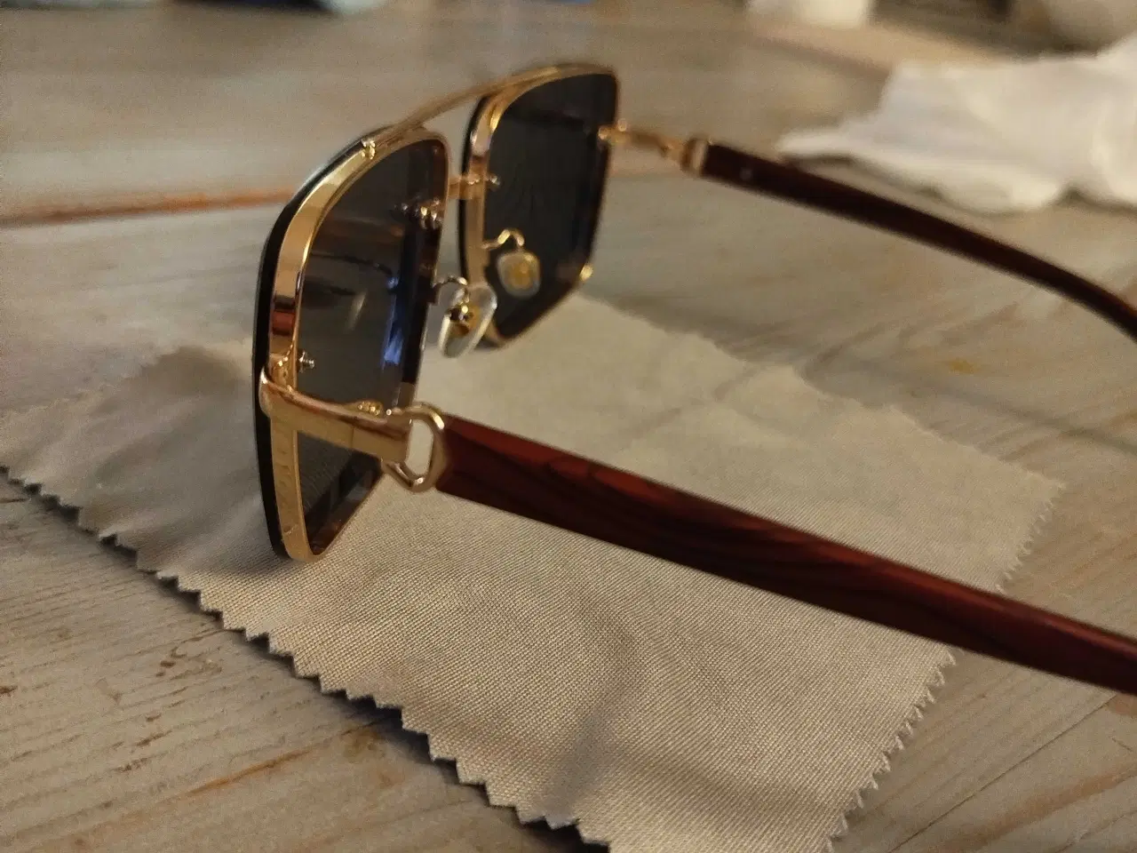 Billede 3 - Stor Herre solbrille guld og træ look