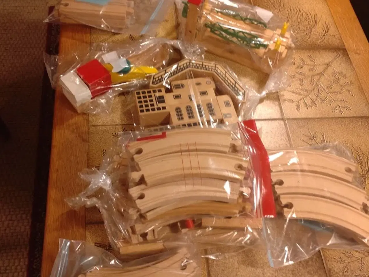 Billede 6 - BRIO træ togbane – skinner, tog/køretøjer, bygning