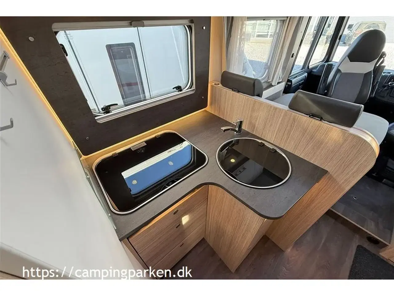 Billede 4 - 2021 - SunLight I 69 L   Velholdt autocamper med queens bed, meget udstyr og automatgear