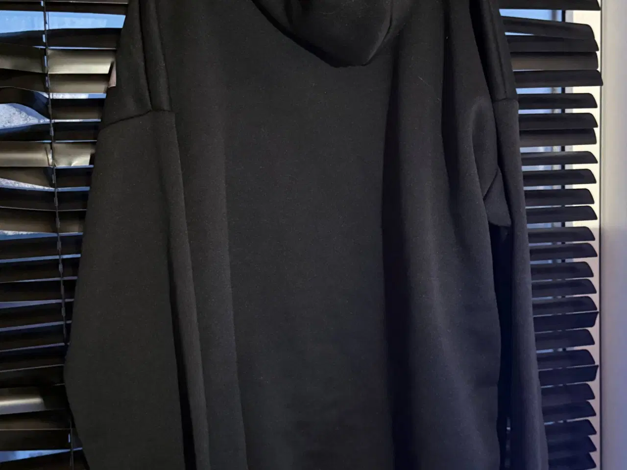 Billede 1 - Sort Streetwear Hættetrøje - Y2K Graphic Hoodie