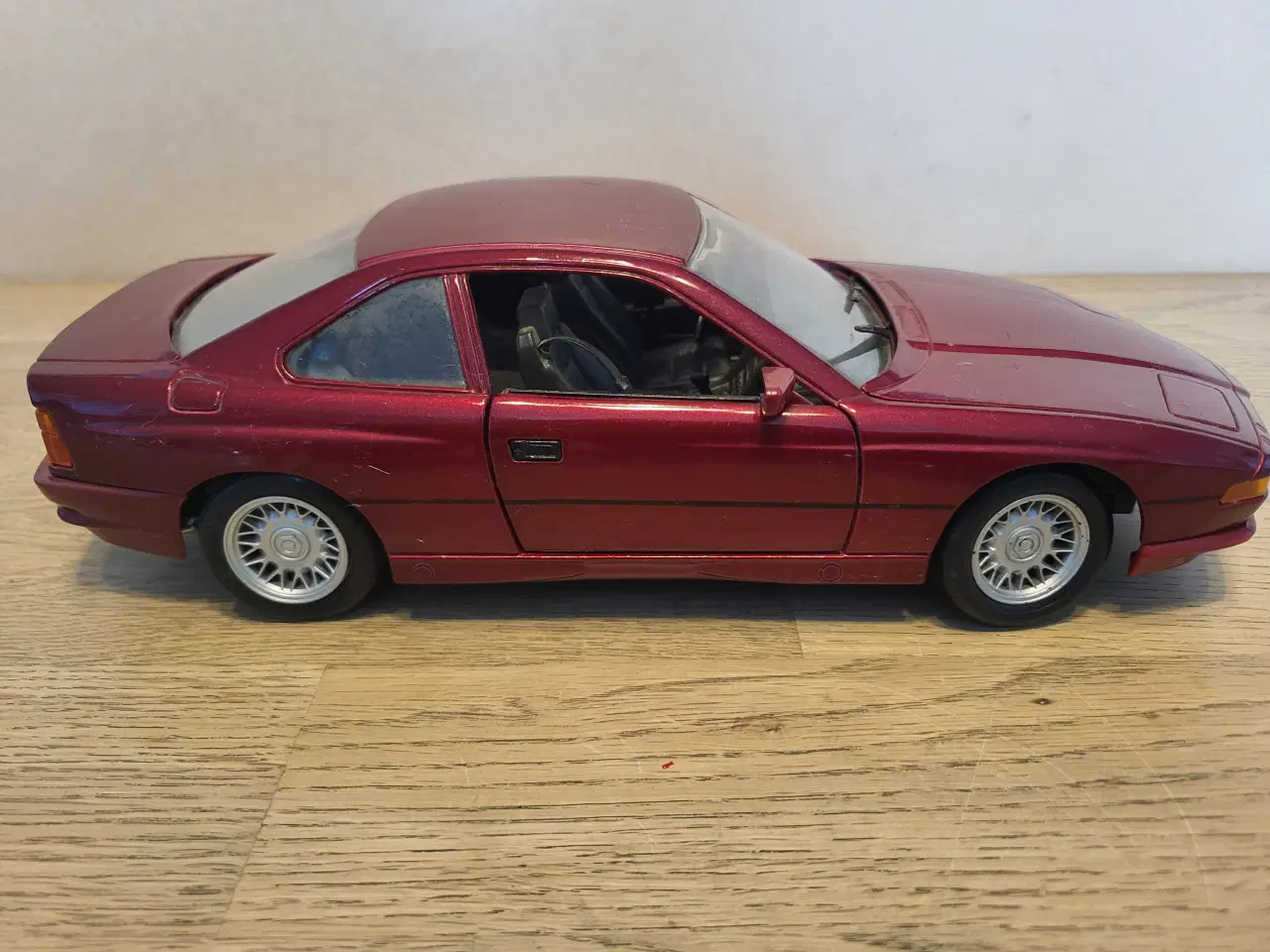 Billede 1 - Modelbil: BMW 850i  Skala 1/18