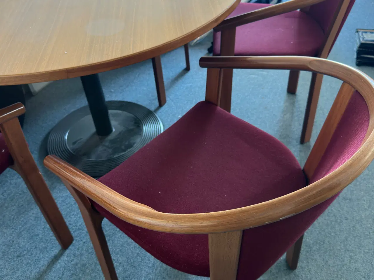 Billede 5 - Rundt bord med 4 stole sælges samlet