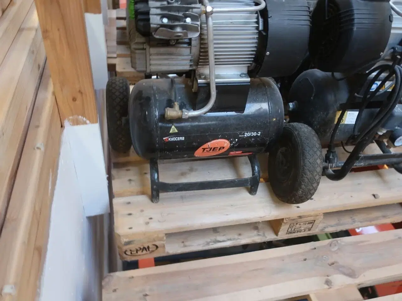 Billede 3 - 2 stk. kompresser og 2 stk. slangeopruller