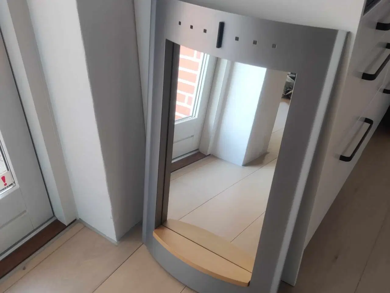 Billede 3 - Garderobesæt med spejl og bøjler i metal