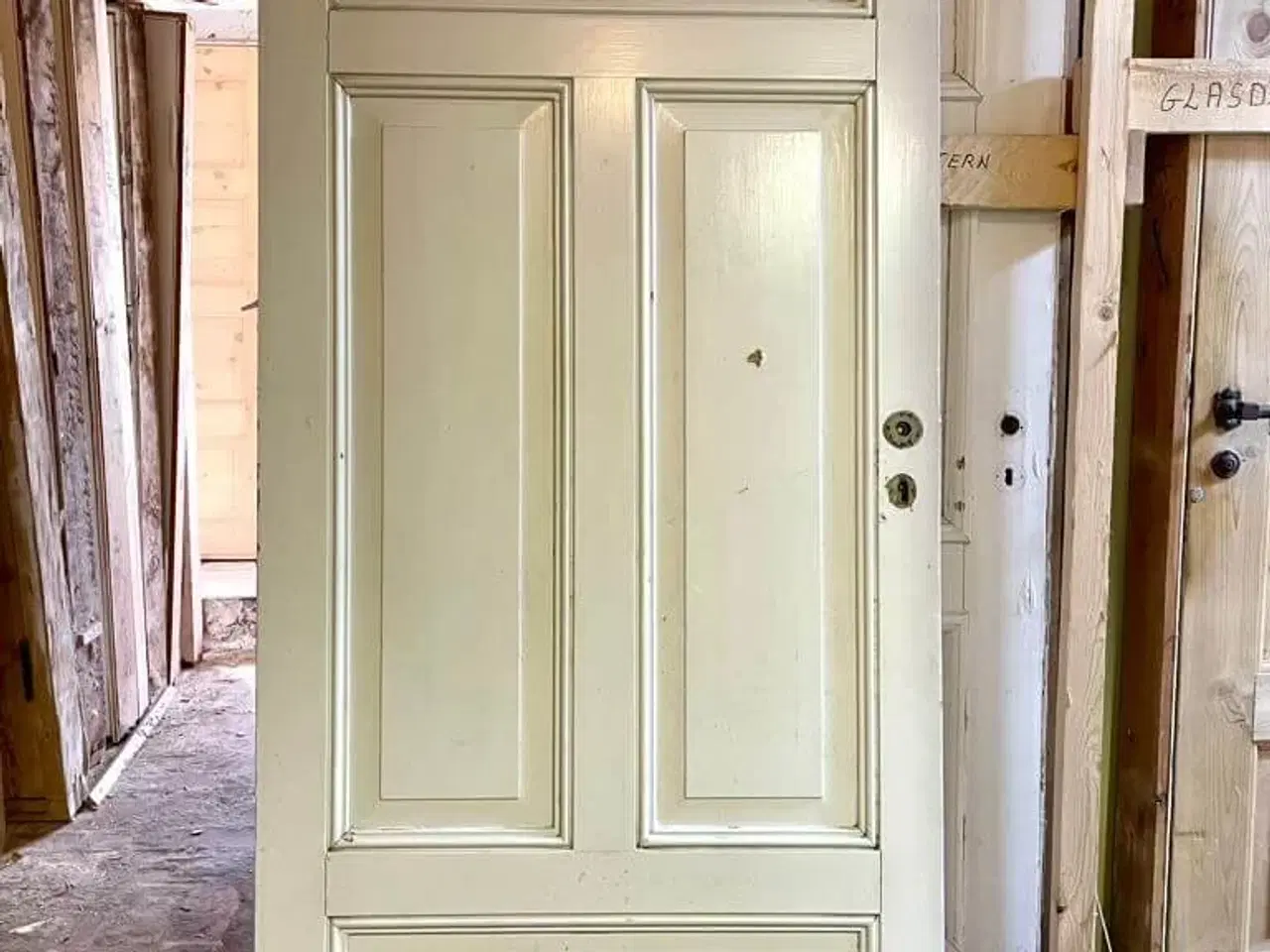 Billede 2 - Smuk fyldningsdør m. fine profiler (u. karm)