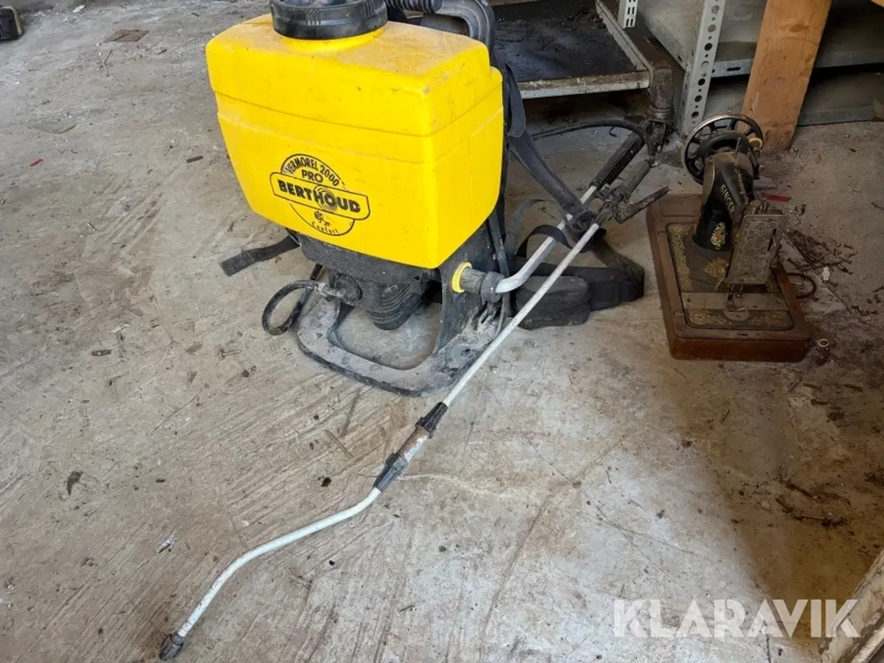 Billede 1 - Marksprøjte og symaskine