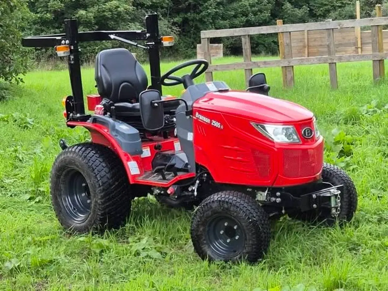 Billede 1 - Næsten ny Branson 2505H traktor, 95 timer