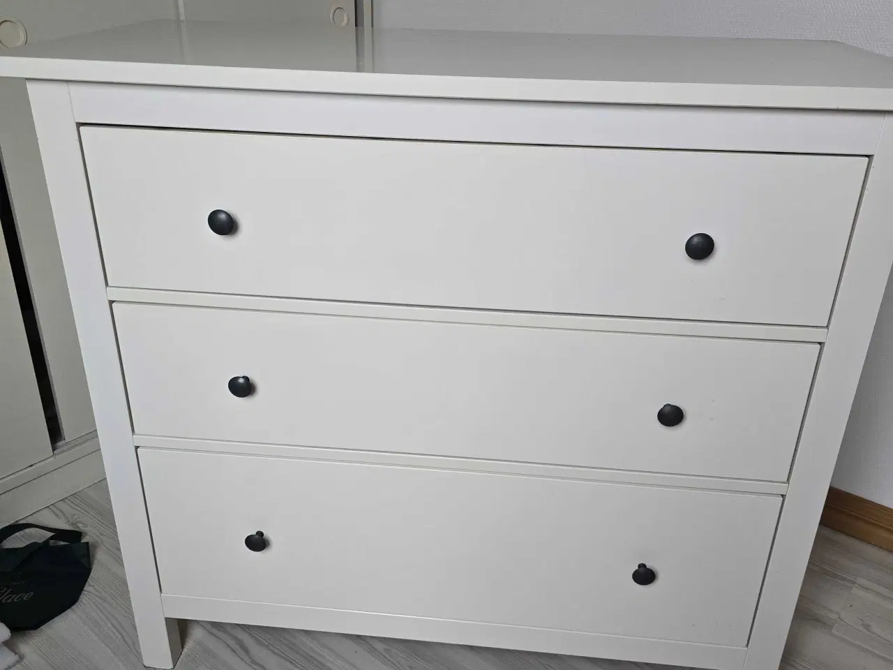 Billede 3 - Hvid kommode 3 skuffer