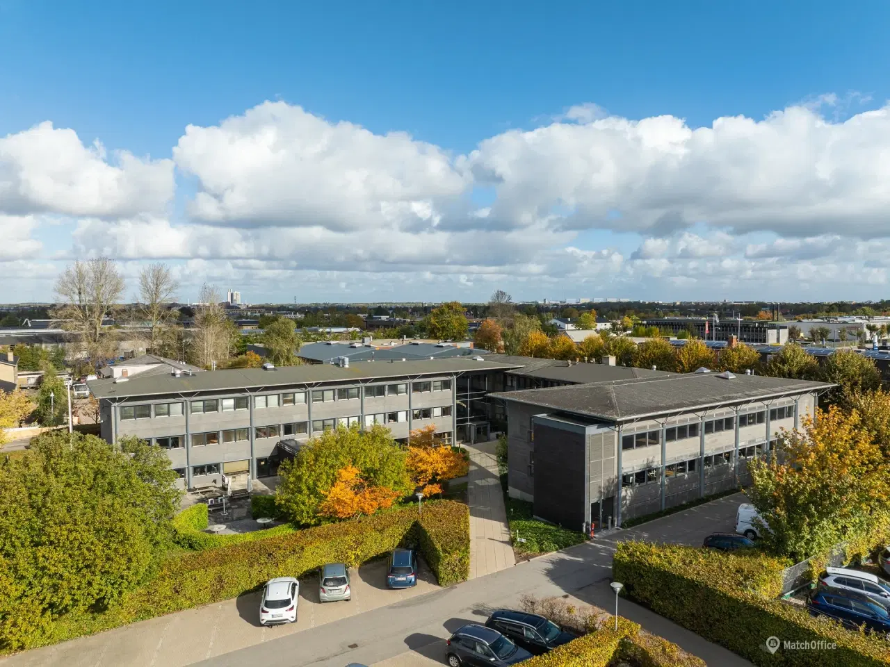 Billede 1 - Kontorhotel med gode fælles faciliteter på Tørringvej 7. 2610 Rødovre. Egne aflukkede kontorer med udsyn til fællesområder.