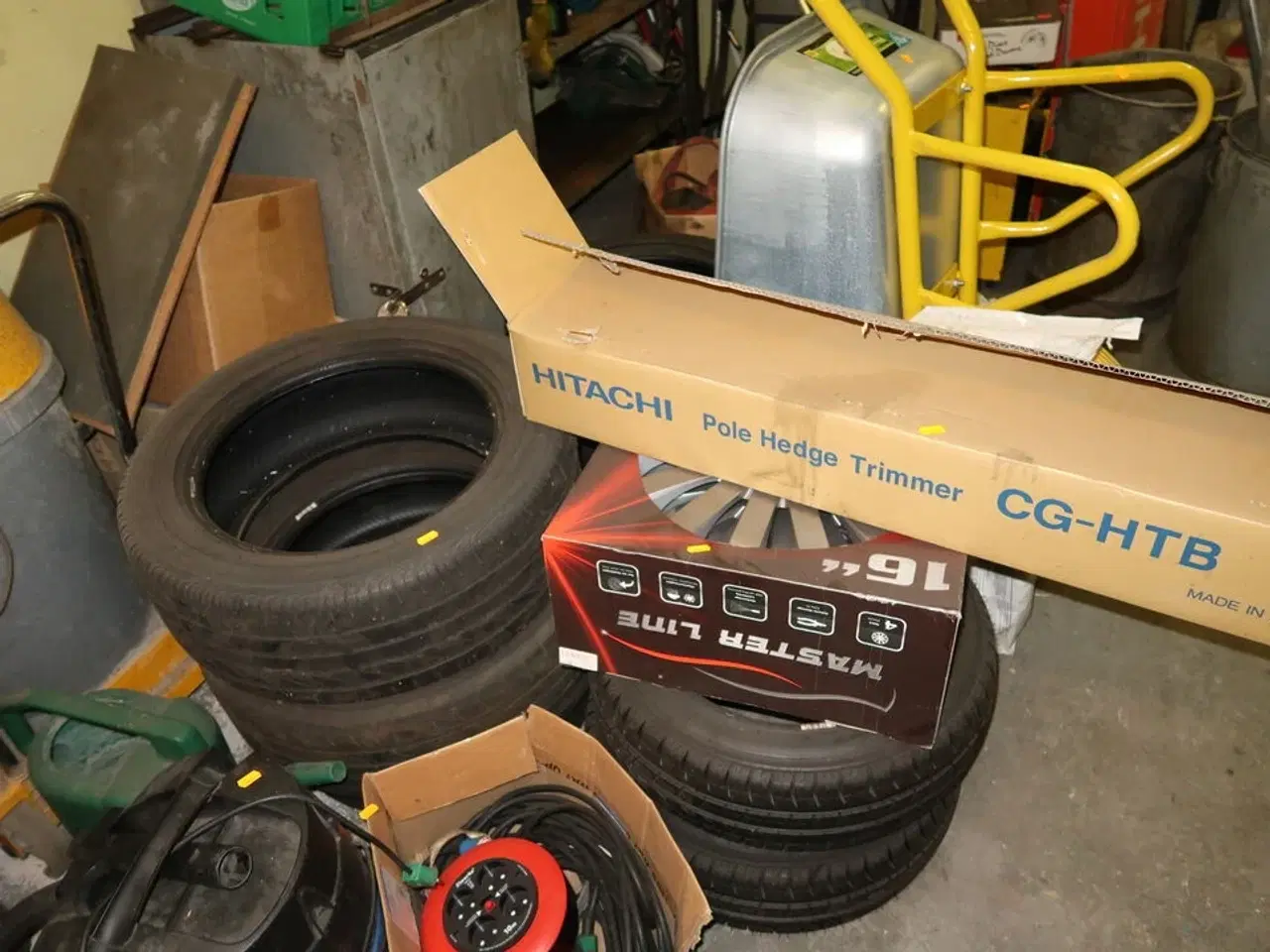 Billede 1 - Diverse dæk samt fælgkapsler