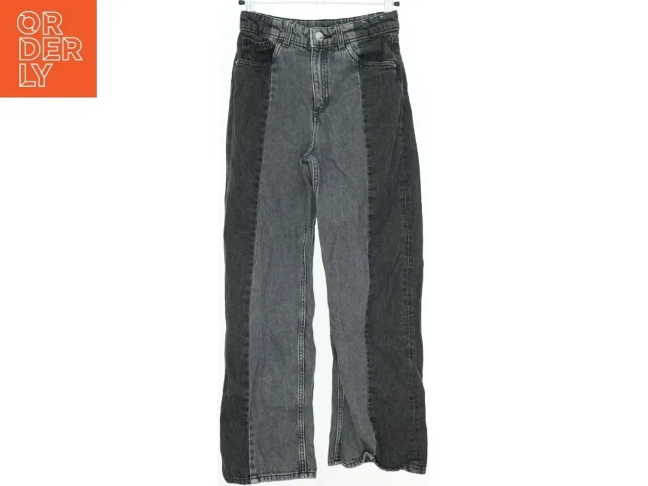 Billede 1 - Tofarvede Jeans fra H&M (str. 140)
