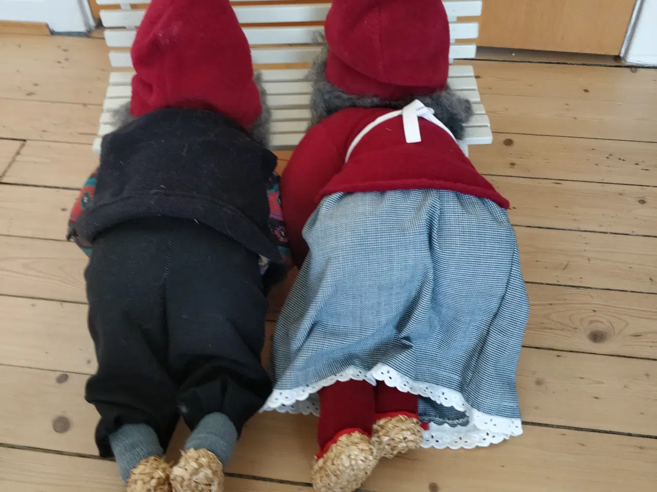 Billede 6 - Nissepar på bænk