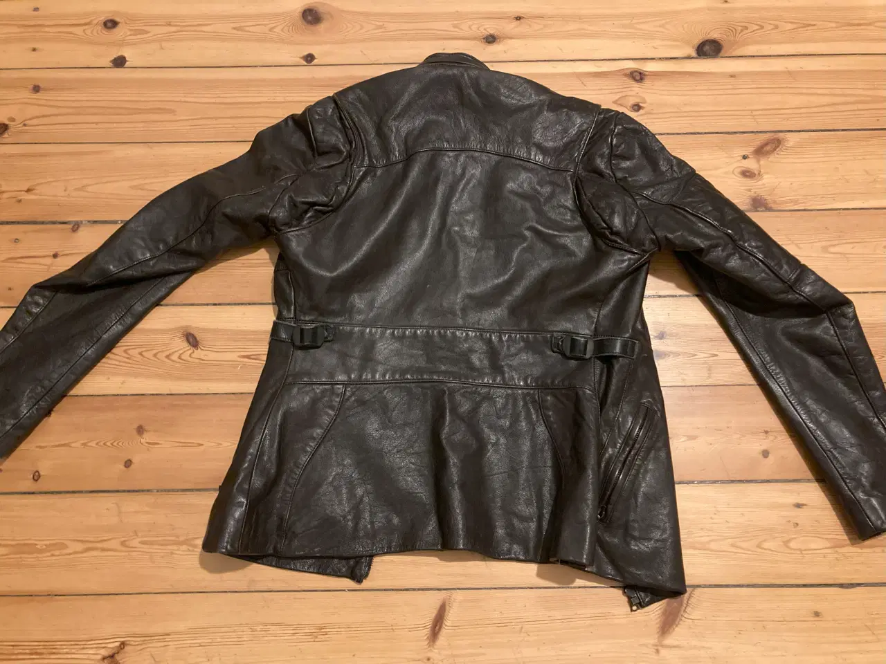 Billede 2 - Acne Jeans læderjakke til kvinder, str. 40