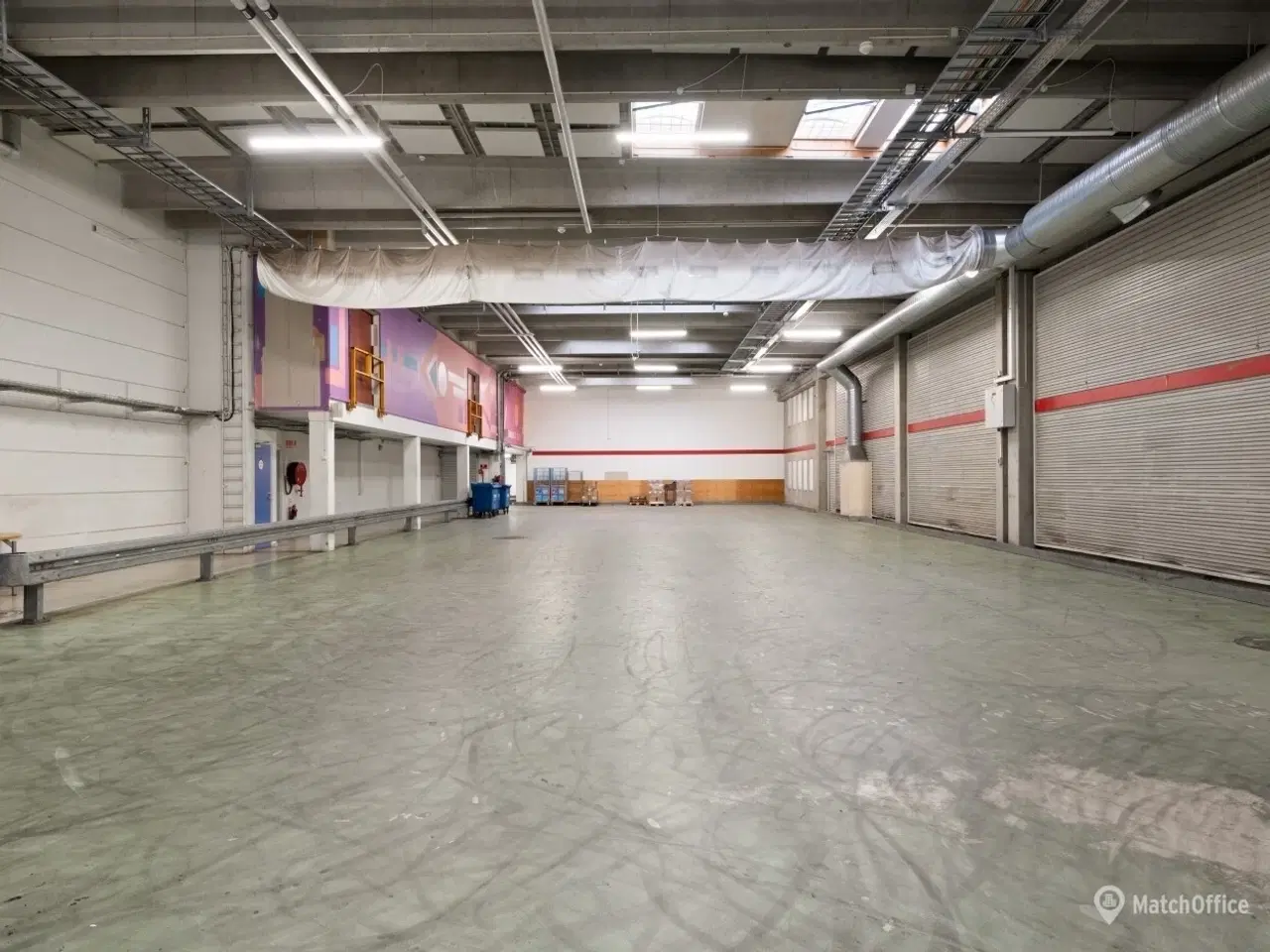 Billede 22 - Højloftet lager m. 26 porte