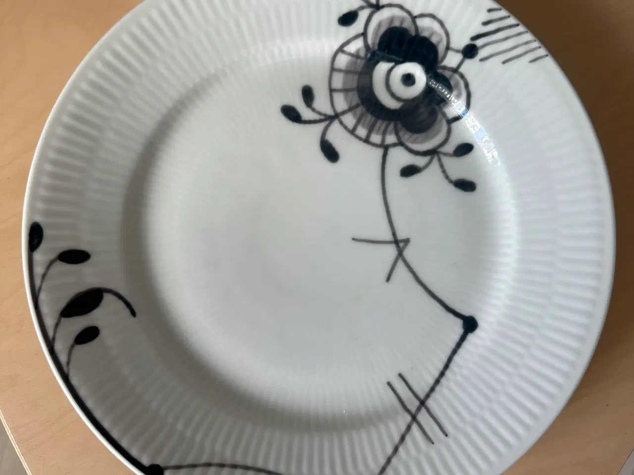 Billede 2 - ROYAL COPENHAGEN Sort Mega Riflet Frokosttallerken