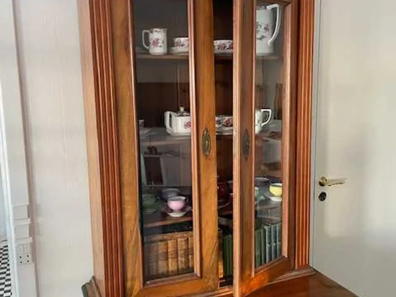 Billede 2 - Smukt antikt vitrineskab/bogskab