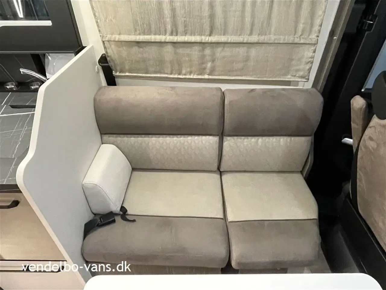 Billede 15 - 2026 - McLouis Nevis Lounge og stor højdejusterbar dobbeltseng bag + dobbeltseng foran