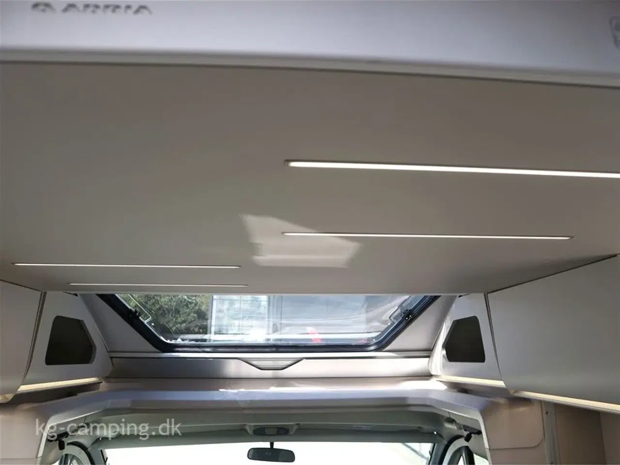 Billede 26 - 2023 - Adria Matrix Axess M670 SL Nu nedsat med kr.72.709 | Enkeltsenge og sænkeseng i forenden.