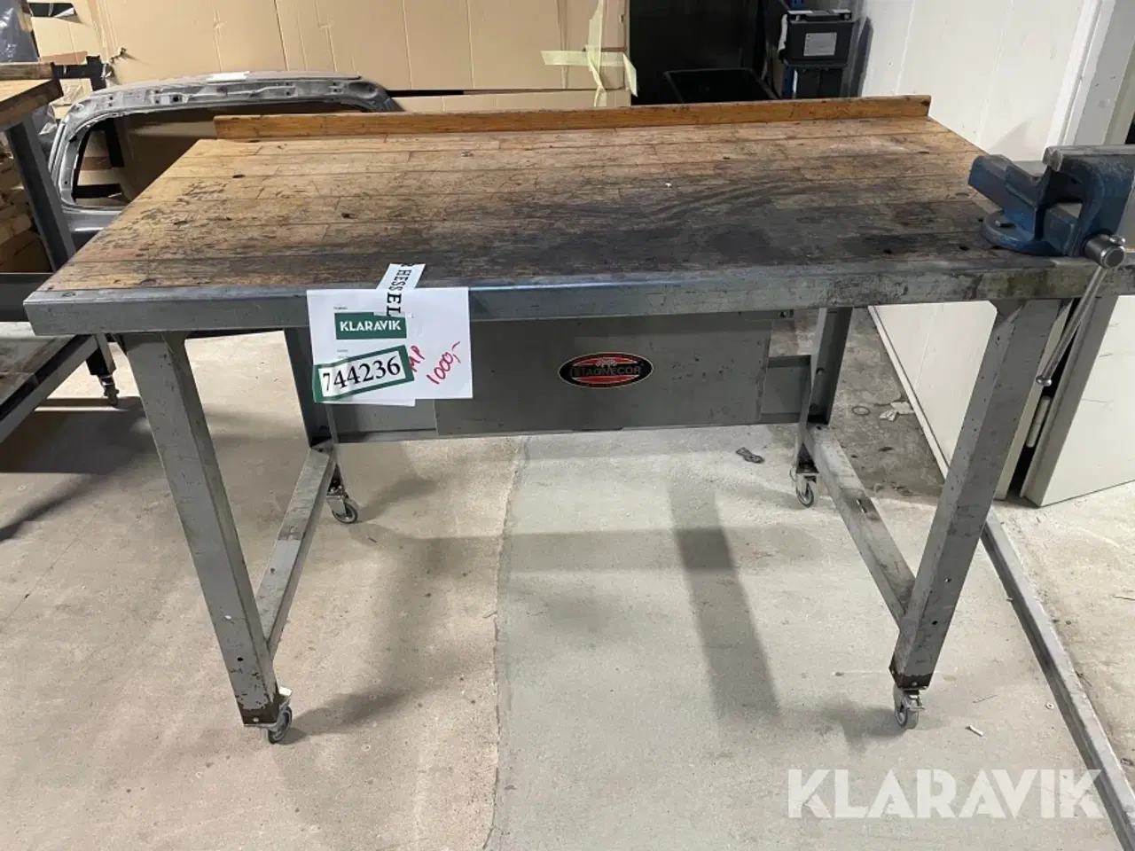 Billede 8 - Arbejdsbord på hjul med skruestik