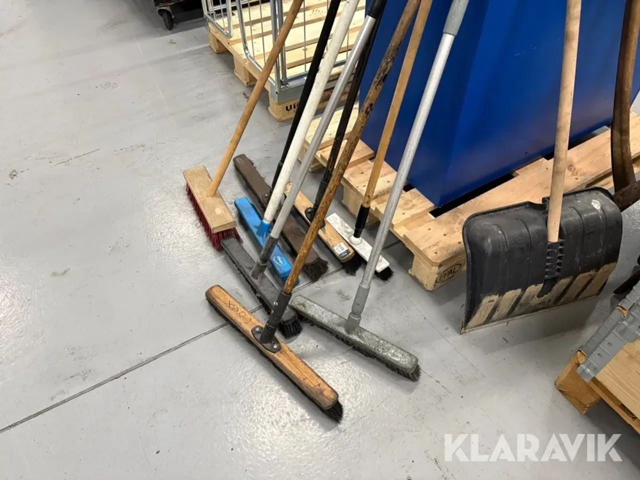 Billede 7 - Lot med have-/rengøringsredskaber og sten - 2 paller