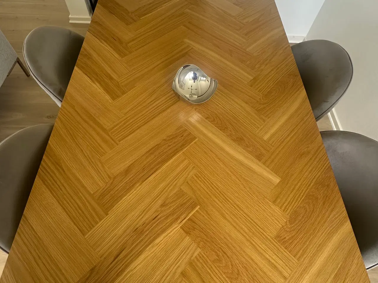 Billede 3 - Flot sildeben spisebord med stole. 