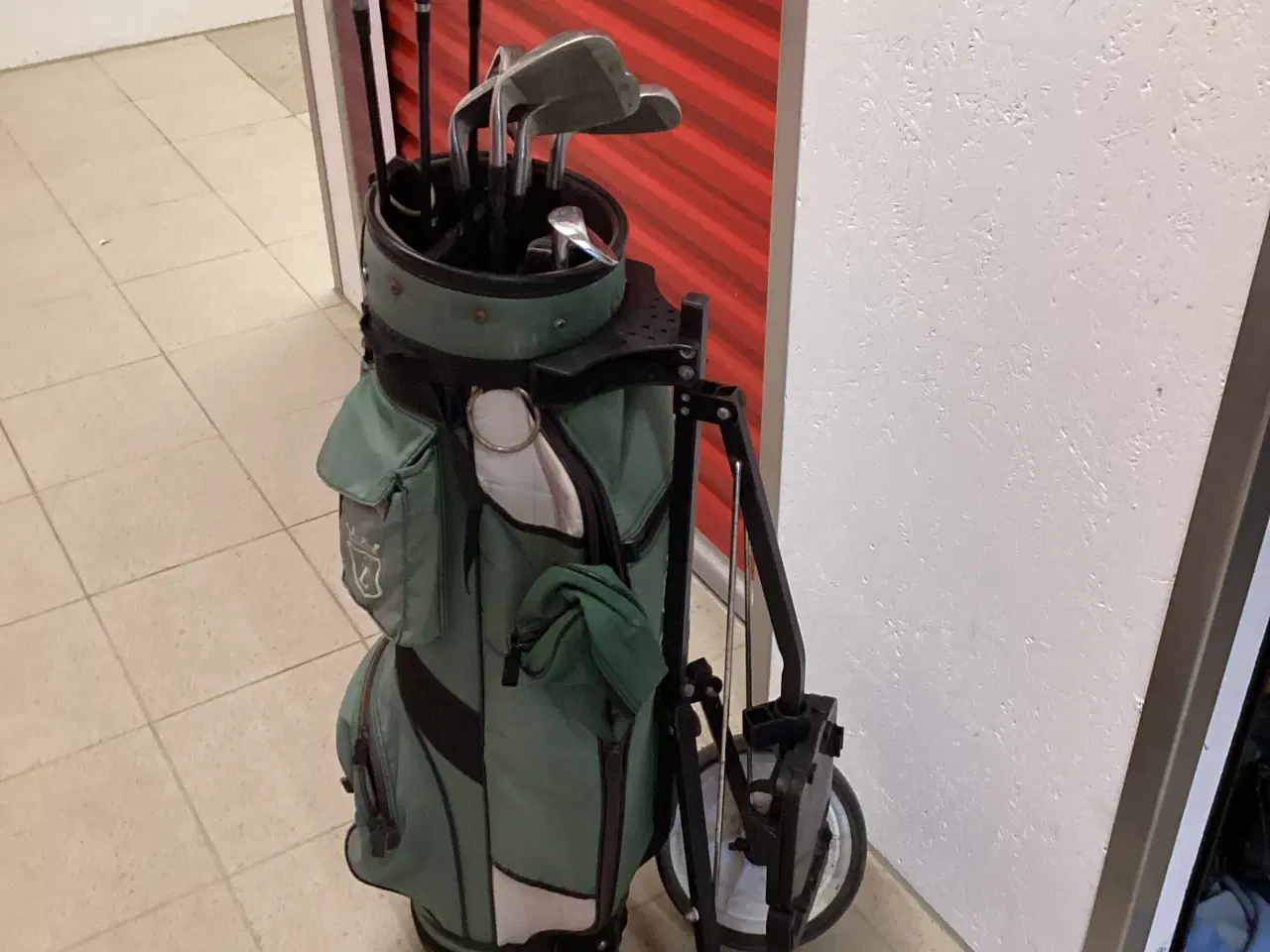 Billede 6 - Golfsæt m. Vogn, Bag køller og jern klar til spil