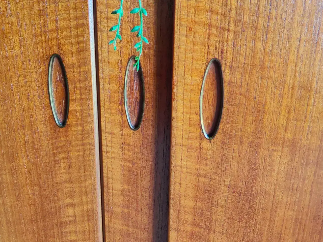 Billede 8 - Teaktræs skænk med fire skydelåger og fire skuffer