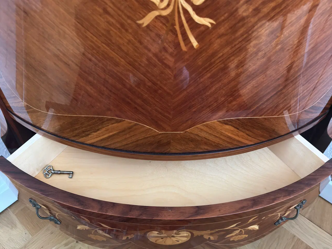 Billede 3 - Hjørneskab i mahogni med indlagt rosentræ 