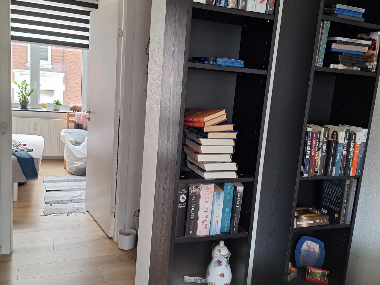 Billede 2 - Bog reoler og vitrine skab. 