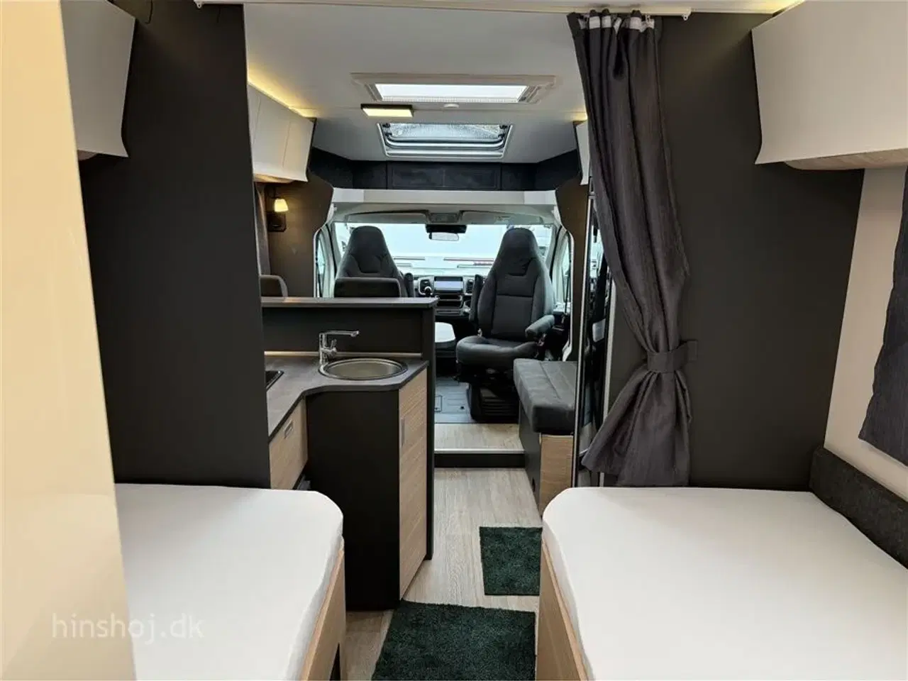 Billede 22 - 2026 - Hobby Maxia T 740 WE Aut.   Lækker Autocamper med lave enkelsenge og stort toiletrum med særskilt brusekabine fra Hinshøj Caravan.