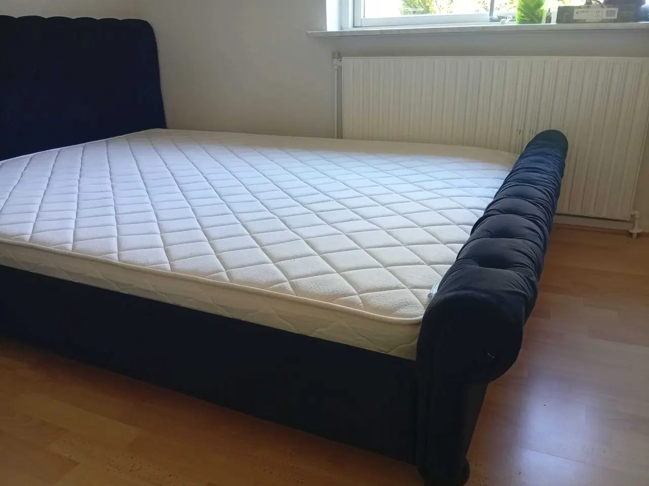 Billede 1 -  seng (160x200) og madras fra Beliani