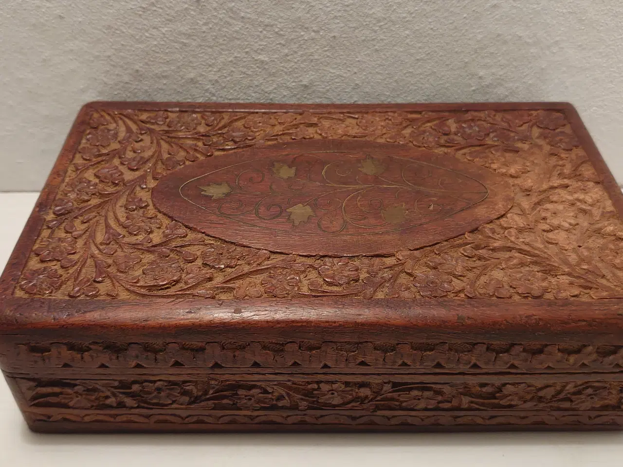 Billede 1 - Gammelt håndskåret smykkeskrin i træ. (25x15x7)cm