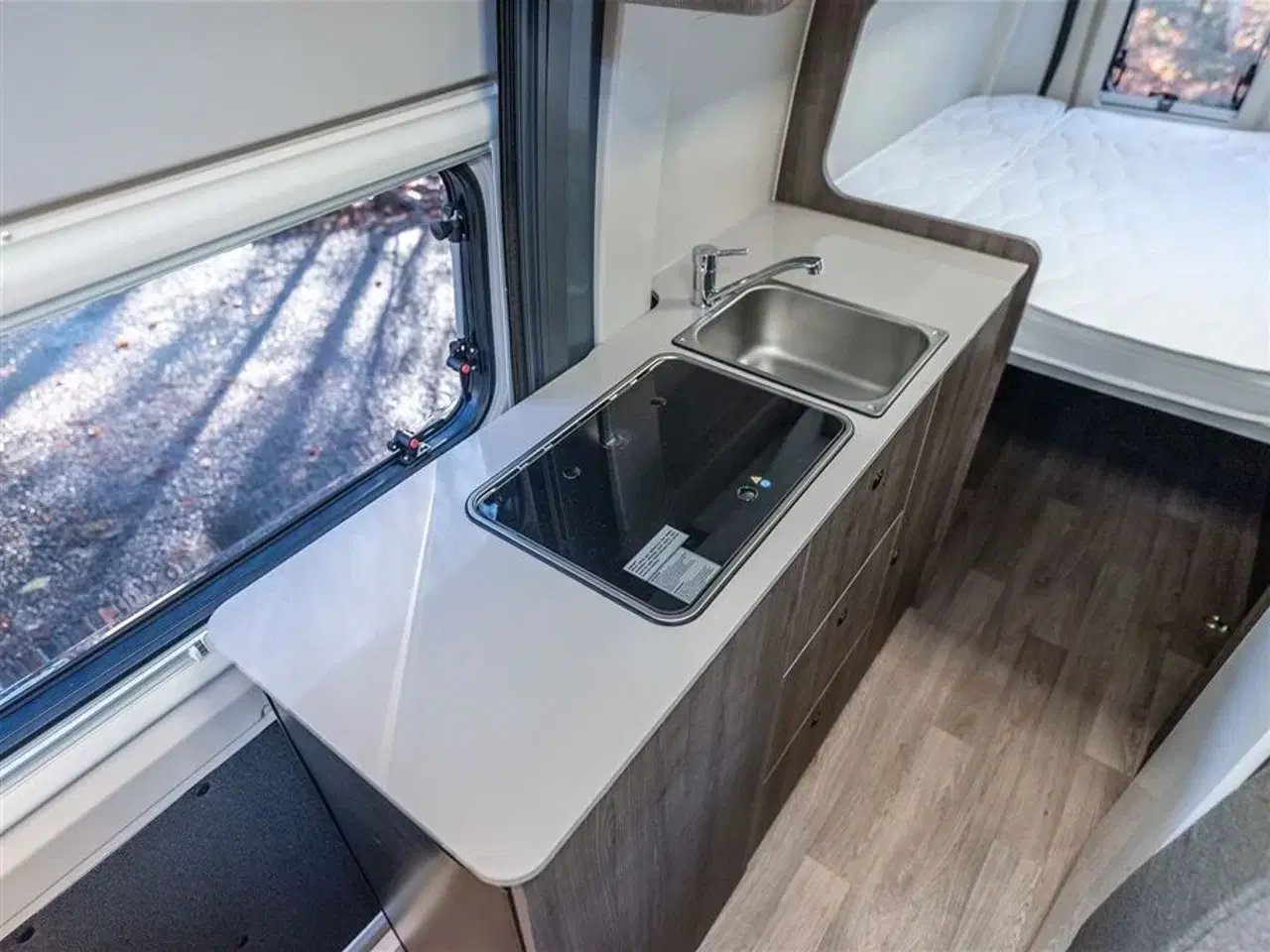 Billede 11 - 2026 - Benimar Benivan 144 UP   Benivan 144 UP 2025 er en fuldt udstyret 5,99 meter campervan