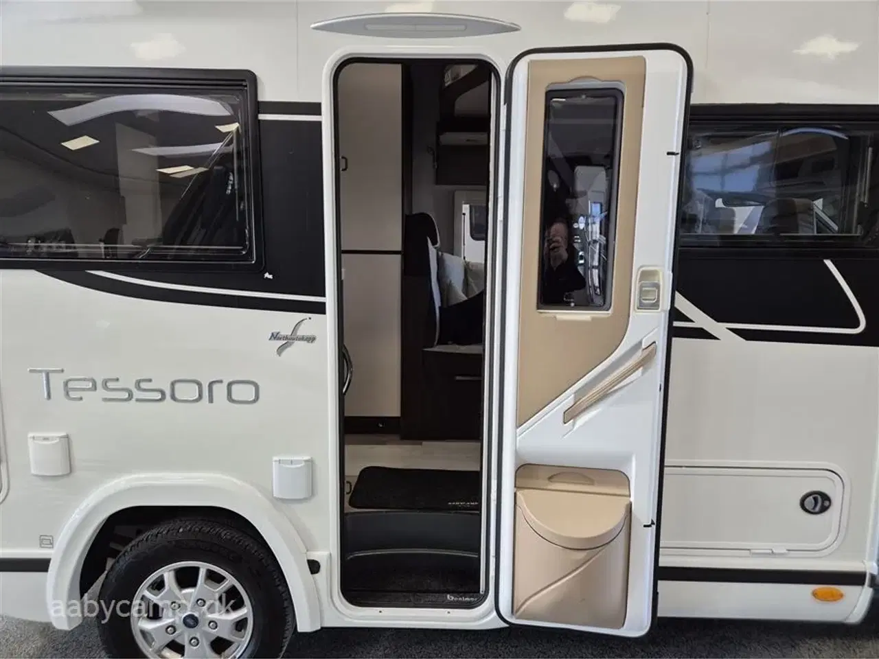 Billede 5 - 2020 - Benimar Tessoro 481 Aut.   Nk pakke. Automatgear. solcelle. Lithium Batteri. 2000w Inverter. Markise. A/C i bodel. Elektriske støtteben. Bemærk kun 20,000 Km!!!!!