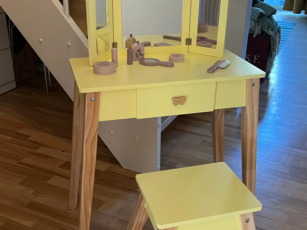 Billede 1 - Sødt sminkebord til børn 