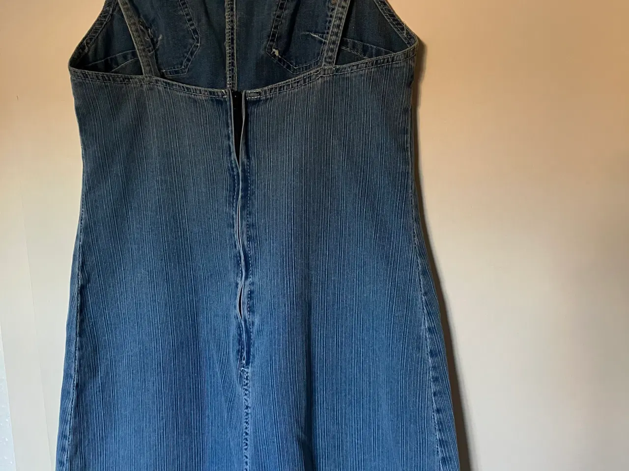 Billede 4 - Kjole i cowboystof med i str S og lynlås i bag. 