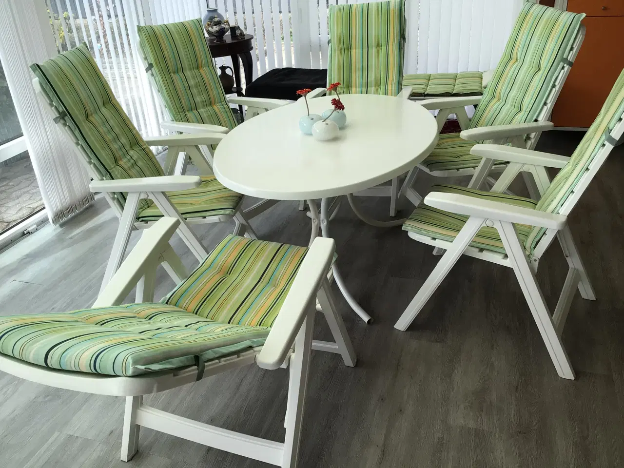 Billede 3 - Ovalt udestuebord med 6 stole incl hynder